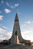 The largest church building in Iceland, the Hallgrimskirkja, with the statue of the legendary explorer Leifur Eiríksson by American artist Alexander Stirling Calder, Reykjavik, Iceland, Europe