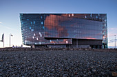 Das Konzerthaus Harpa in der Dämmerung, Harpa, Reykjavik, Island, Iceland, Europa