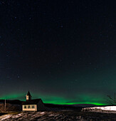 Das Nordlicht bzw. Polarlicht (Aurora borealis) und die pingvallakirkja Kirche im pingvellir Nationalpark, Island, Iceland, Europa