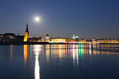 Blick über den Rhein auf die Altstadt mit St. Lambertus-Kirche und Schlossturm, Düsseldorf, Nordrhein-Westfalen, Deutschland