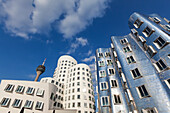 Fernsehturm und Neuer Zollhof von Frank O. Gehry, Medienhafen, Düsseldorf, Nordrhein-Westfalen, Deutschland