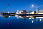 Vollmond, Fernsehturm und Neuer Zollhof von Frank O. Gehry, Medienhafen, Düsseldorf, Nordrhein-Westfalen, Deutschland