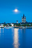 Vollmond, Blick über den Rhein auf die Altstadt mit Kirche Groß-St. Martin, Köln, Nordrhein-Westfalen, Deutschland