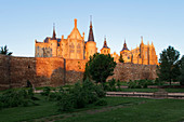 Astorga, cathedral Santa Maria, 15th. century, Palacio Episcopal, Episcopal Palace, 19th century, architect Antoni Gaudi, Modernismo, Modernism, Art Nouveau, Camino Frances, Way of St. James, Camino de Santiago, pilgrims way, UNESCO World Heritage, Europe