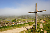 Pilger bei Foncebadon, Camino Frances, Jakobsweg, Camino de Santiago, Pilgerweg, UNESCO Welterbe, europäischer Kulturweg, Provinz Leon, Altkastilien, Castilla y Leon, Nordspanien, Spanien, Europa