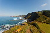 Steilküste und Felskämme zwischen Zumaia und Deba, Atlantik, Camino de la Costa, Küstenweg, Camino del Norte, Jakobsweg, Camino de Santiago, Pilgerweg, Provinz Guipuzcoa, Baskenland, Euskadi, Nordspanien, Spanien, Europa