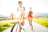 Zwei junge Menschen auf ihren Rennrädern, Kitzbühlerhorn, Tirol, Österreich