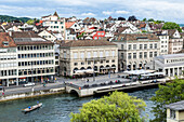 'Ein hoher Blick auf den Reuss mit Ruderern, die den Fluss entlang der historischen Stadt Luzern durchqueren; Luzern, Schweiz'