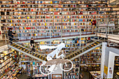 'Ler Devagar Buchhandlung, die Lesen Langsam, befindet sich in einer ehemaligen Druckerei Fabrik in LX Factory; Lissabon, Portugal'