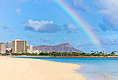 'Blick auf Waikiki Strand und Diamond Head Krater am Ala Moana Beach Park mit einem Regenbogen Overhead; Honolulu, Oahu, Hawaii, Vereinigte Staaten von Amerika'
