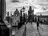 'Fußgänger auf der Karlsbrücke; Prag, Tschechische Republik'