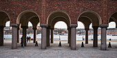 'Eine Mauer mit Bögen und Säulen, Rathaus von Stockholm; Stockholm, Schweden'