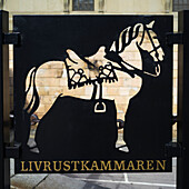 Zeichen aus schwarzem Metall mit einem Ausschnitt eines Pferdes, Stockholm, Schweden
