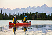 Ein paar Kanufahren auf Stone Step Lake, Homer, Alaska, Vereinigte Staaten von Amerika