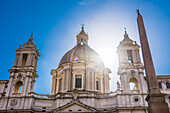 Die Kirche Sant'Agnese in Agone an der Piazza Navona im Gegenlicht, Rom, Latium, Italien