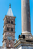 Die Mariensäule vor dem Turm der Kirche Basilika Santa Maria Maggiore, Rom, Latium, Italien