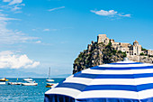 Die Festung Castello Aragonese auf einer Felseninsel in Ischia Ponte, Ischia, Golf von Neapel, Kampanien, Italien