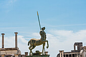 Eine Skulptur auf dem Marktplatz der antiken Stadt, Pompeji, Golf von Neapel, Kampanien, Italien