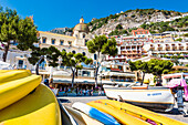 Blick vom Strand mit vielen Booten auf die Steilküste, Positano, Amalfiküste, Kampanien, Italien