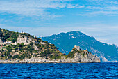 Blick auf die Steilküste zwischen Amalfi und Positano, Amalfiküste, Kampanien, Italien