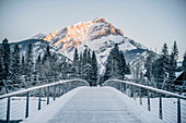 Mann auf einer Brücke, Banff, Banff National Park, Alberta, Winter, Schnee, Berge, Kanada, Nordamerika