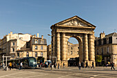 La porte d'Aquitaine mit der Straßenbahn Station Victoire auf dem Platz Victoire (Place de la Victoire), Bordeaux, Gironde, Nouvelle-Aquitaine, Frankreich, Europa
