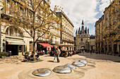 Place du Palais mit Restaurants und Blick auf das Stadttor Porte Cailhau, Bordeaux, Gironde, Nouvelle-Aquitaine, Frankreich, Europa