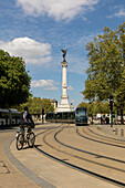 Brunnen und Monument des Girondins mit Straßenbahn und Fahrradfahrer, Bordeaux, Gironde, Aquitanien, Frankreich, Europa