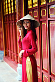 Vietnamese woman in traditional Ao dai dress and Non la conical hat, Hanoi, Vietnam, Indochina, Southeast Asia, Asia