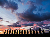 Moais in Ahu Tongariki bei Sonnenaufgang, Nationalpark Rapa Nui, UNESCO-Weltkulturerbe, Osterinsel, Chile, Südamerika