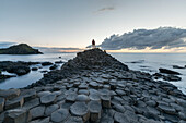 Giants Causeway bei Sonnenuntergang, UNESCO Weltkulturerbe, County Antrim, Ulster, Nordirland, Großbritannien, Europa
