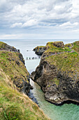 Blick auf die Carrick a Rede Seilbrücke, Ballintoy, Ballycastle, County Antrim, Ulster, Nordirland, Großbritannien, Europa