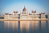 Ungarisches Parlamentsgebäude über die Donau, Budapest, Ungarn, Europa