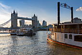Tower Bridge, traditionelle Flussboot und City of London Skyline von Butler's Wharf, London, England, Großbritannien, Europa