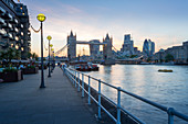 Tower Bridge und City of London Skyline von Butler Wharf bei Sonnenuntergang, London, England, Vereinigtes Königreich, Europa
