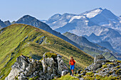 Frau beim Wandern steigt zum Weißgrubenkopf auf, Hochalmspitze im Hintergrund, Weißgrubenkopf, Riedingtal, Radstädter Tauern, Niedere Tauern, Kärnten, Österreich