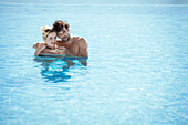 Paar entspannende zusammen im Pool