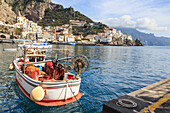 Fischerboote im Hafen von Amalfi, Amalfiküste, UNESCO Weltkulturerbe, Kampanien, Italien, Europa