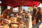 Kunden werden an einem Stand aus lokalem Fleisch und Käse auf dem Markt serviert, Hafen von Ajaccio, Insel Korsika, Mittelmeer, Frankreich, Europa