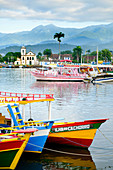 Fischerboote in Paraty Dorf mit den Bergen der Serra da Bocaina hinten, Rio de Janeiro, Brasilien, Südamerika