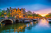 Traditionelle niederländische Giebelhäuser und Kanal in der Dämmerung, Amsterdam, Niederlande, Europa