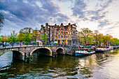 Traditionelle niederländische Giebelhäuser und Kanal, Amsterdam, Niederlande, Europa