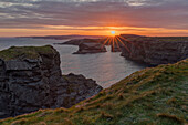 Sonnenaufgang, Kilkee Cliffs, County Clare, Munster, Irland, Europa