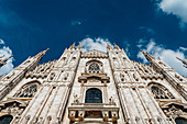 Front-und Weitwinkel-Blick auf Mailänder Dom, Mailand, Lombardei, Italien, Europa