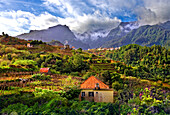 Erhöhte Ansicht von Dorf und Baum bedeckt Hügel und Berge in Lameiros, in der Nähe von Sao Vicente, Madeira, Portugal, Atlantik, Europa