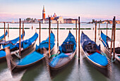 Gondeln bei Sonnenuntergang im Bacino di San Marco (Markusdom), am Wasser, Venedig, UNESCO Weltkulturerbe, Venetien, Italien, Europa festgemacht