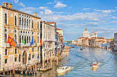 Vaporettos (Wassertaxis) am Palazzo Cavalli-Franchetti, am Canal Grande, Venedig, UNESCO Weltkulturerbe, Venetien, Italien, Europa