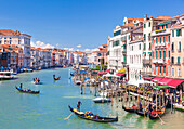 Gondeln, mit Touristen, am Grand Canal, neben der Fondementa del Vin, Venedig, UNESCO Weltkulturerbe, Venetien, Italien, Europa