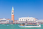 Campanile Turm, Palazzo Ducale (Dogenpalast), Bacino di San Marco (Wasserturm) und Wassertaxis, Venedig, UNESCO Weltkulturerbe, Venetien, Italien, Europa