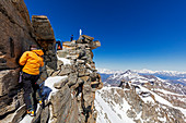 Climbers on Madonna summit 4059m, Grand Paradiso, Aosta Valley, Italian Alps, Italy, Europe